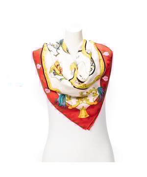 Hermès Accesorios Scarf  Bufanda en Rojo/Marfil/Oro Seda y None hardware. El producto esta en Excelentes Condiciones (A).
  Dimensiones: 90 cm
    Tamaño: None 
  Accesorios incluidos: None
  
  BrandCo Paris encuentra artículos raros y en las mejores condiciones a precios increíbles. ¡Vale la pena tener paciencia! Compra con confianza: todos los artículos de BrandCo Paris son seleccionados y autenticados cuidadosamente por nuestro equipo de expertos.
  Todos los artículos vienen con un certificado de autenticidad y un embalaje entregado por BrandCo Paris.
  Tabla de clasificación de la condición del artículo
  N (como nuevo)
  AA (perfecto estado)
  A (excelente estado)
  AB (muy buen estado)
  B (bueno/regular)