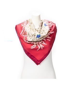 Hermès Accesorios Scarf  Bufanda en Granate/Beige Seda y None hardware. El producto esta en Perfectas Condiciones (AA).
  Dimensiones: 90 cm
    Tamaño: None 
  Accesorios incluidos: None
  
  BrandCo Paris encuentra artículos raros y en las mejores condiciones a precios increíbles. ¡Vale la pena tener paciencia! Compra con confianza: todos los artículos de BrandCo Paris son seleccionados y autenticados cuidadosamente por nuestro equipo de expertos.
  Todos los artículos vienen con un certificado de autenticidad y un embalaje entregado por BrandCo Paris.
  Tabla de clasificación de la condición del artículo
  N (como nuevo)
  AA (perfecto estado)
  A (excelente estado)
  AB (muy buen estado)
  B (bueno/regular)
