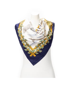 Hermès Accesorios Scarf  Bufanda en Azul marino/Oro/Blanco Seda y None hardware. El producto esta en Perfectas Condiciones (AA).
  Dimensiones: 90 cm
    Tamaño: None 
  Accesorios incluidos: None
  
  BrandCo Paris encuentra artículos raros y en las mejores condiciones a precios increíbles. ¡Vale la pena tener paciencia! Compra con confianza: todos los artículos de BrandCo Paris son seleccionados y autenticados cuidadosamente por nuestro equipo de expertos.
  Todos los artículos vienen con un certificado de autenticidad y un embalaje entregado por BrandCo Paris.
  Tabla de clasificación de la condición del artículo
  N (como nuevo)
  AA (perfecto estado)
  A (excelente estado)
  AB (muy buen estado)
  B (bueno/regular)