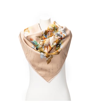 Hermès Accesorios Scarf  Bufanda en Beige/Oro Seda y None hardware. El producto esta en Perfectas Condiciones (AA).
  Dimensiones: 90 cm
    Tamaño: None 
  Accesorios incluidos: None
  
  BrandCo Paris encuentra artículos raros y en las mejores condiciones a precios increíbles. ¡Vale la pena tener paciencia! Compra con confianza: todos los artículos de BrandCo Paris son seleccionados y autenticados cuidadosamente por nuestro equipo de expertos.
  Todos los artículos vienen con un certificado de autenticidad y un embalaje entregado por BrandCo Paris.
  Tabla de clasificación de la condición del artículo
  N (como nuevo)
  AA (perfecto estado)
  A (excelente estado)
  AB (muy buen estado)
  B (bueno/regular)