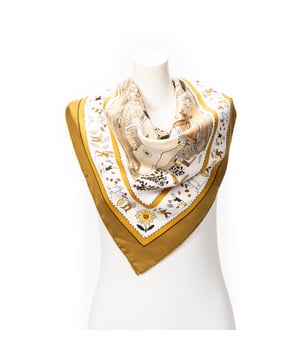 Hermès Accesorios Scarf  Bufanda en Beige/Blanco Seda y None hardware. El producto esta en Perfectas Condiciones (AA).
  Dimensiones: 90 cm
    Tamaño: None 
  Accesorios incluidos: None
  
  BrandCo Paris encuentra artículos raros y en las mejores condiciones a precios increíbles. ¡Vale la pena tener paciencia! Compra con confianza: todos los artículos de BrandCo Paris son seleccionados y autenticados cuidadosamente por nuestro equipo de expertos.
  Todos los artículos vienen con un certificado de autenticidad y un embalaje entregado por BrandCo Paris.
  Tabla de clasificación de la condición del artículo
  N (como nuevo)
  AA (perfecto estado)
  A (excelente estado)
  AB (muy buen estado)
  B (bueno/regular)