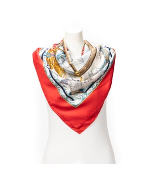 Hermès Accesorios Scarf  Bufanda en Rojo/Azul/Dorado Seda y None hardware. El producto esta en Perfectas Condiciones (AA).
  Dimensiones: 90 cm
    Tamaño: None 
  Accesorios incluidos: None
  
  BrandCo Paris encuentra artículos raros y en las mejores condiciones a precios increíbles. ¡Vale la pena tener paciencia! Compra con confianza: todos los artículos de BrandCo Paris son seleccionados y autenticados cuidadosamente por nuestro equipo de expertos.
  Todos los artículos vienen con un certificado de autenticidad y un embalaje entregado por BrandCo Paris.
  Tabla de clasificación de la condición del artículo
  N (como nuevo)
  AA (perfecto estado)
  A (excelente estado)
  AB (muy buen estado)
  B (bueno/regular)