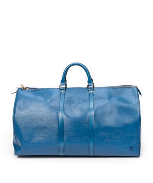 Louis Vuitton Bolsos Keepall Black Stitching 55 Bolsa de viaje en Azul Piel de becerro y Latón dorado hardware. El producto esta en Muy Buenas Condiciones (AB).
  Dimensiones: 57x31x31 cm 
  Accesorios incluidos: None
  Notas de la correa/asa: Ligera decoloración
  BrandCo Paris encuentra artículos raros y en las mejores condiciones a precios increíbles. ¡Vale la pena tener paciencia! Compra con confianza: todos los artículos de BrandCo Paris son seleccionados y autenticados cuidadosamente por nuestro equipo de expertos.
  Todos los artículos vienen con un certificado de autenticidad y un embalaje entregado por BrandCo Paris.
  Tabla de clasificación de la condición del artículo
  N (como nuevo)
  AA (perfecto estado)
  A (excelente estado)
  AB (muy buen estado)
  B (bueno/regular)