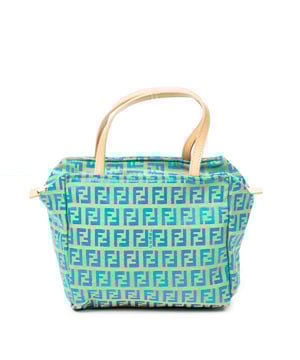 Fendi Bolsos Mini Pochette Bag  Bolso en Verde azulado/Tan Lienzo y Oro hardware. El producto esta en Excelentes Condiciones (A).
  Dimensiones: 16x18.5x6 cm 
  Accesorios incluidos: None
  
  BrandCo Paris encuentra artículos raros y en las mejores condiciones a precios increíbles. ¡Vale la pena tener paciencia! Compra con confianza: todos los artículos de BrandCo Paris son seleccionados y autenticados cuidadosamente por nuestro equipo de expertos.
  Todos los artículos vienen con un certificado de autenticidad y un embalaje entregado por BrandCo Paris.
  Tabla de clasificación de la condición del artículo
  N (como nuevo)
  AA (perfecto estado)
  A (excelente estado)
  AB (muy buen estado)
  B (bueno/regular)