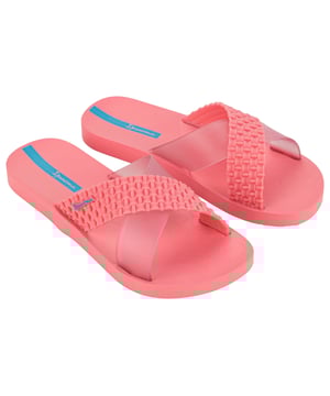 Ipanema Sense Slide mixes the timelessness of the X archetype with the trend of woven details, with alternating straps: one of them in a solid single color while the other receives some finishing like turtle and transparency. Here we bring you a basic with many possibilities and outfits in the same palette!