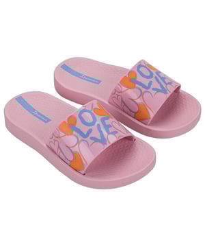 For the little ones who like to be stylish, Ipanema Urban is perfect, as it features super modern graphics on the product's strap. For girls, an option with the beloved unicorn and another with graffiti between hearts. For boys, geometric motifs, camouflage and beach scenes complete the versions.