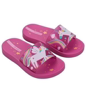 For the little ones who like to be stylish, Ipanema Urban is perfect, as it features super modern graphics on the product's strap. For girls, an option with the beloved unicorn and another with graffiti between hearts. For boys, geometric motifs, camouflage and beach scenes complete the versions.