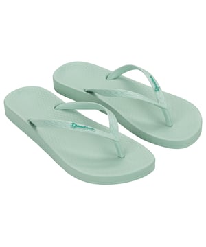 Our Anatomic Tan brings to you an amazing array of colours! There are 18 options that will let you match them with absolutely anything in your closet. And of course, it’s a true basic flip flop that’s also incredibly comfortable because it’s on Ipanema’s supportive ‘Anatomic' foot bed.
