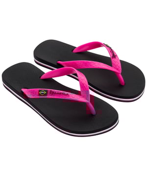 A classic from our collection, this iconic style brings Ipanema’s Brazilian DNA to millions of people around the world.  The Brazilian flag is featured on its straps and, with more than 10 options, the colour palette appeals to nearly any taste.  Try this and you’ll fall in love!