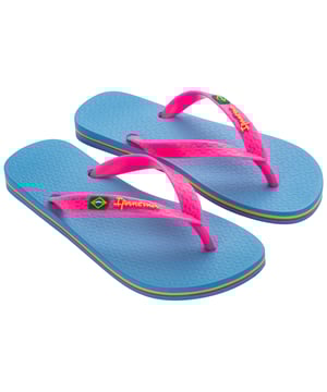 A classic from our collection, this iconic style brings Ipanema’s Brazilian DNA to millions of people around the world.  The Brazilian flag is featured on its straps and, with more than 10 options, the colour palette appeals to nearly any taste.  Try this and you’ll fall in love!