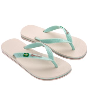 A classic from our collection, this iconic style brings Ipanema’s Brazilian DNA to millions of people around the world.  The Brazilian flag is featured on its straps and, with more than 10 options, the colour palette appeals to nearly any taste.  Try this and you’ll fall in love!