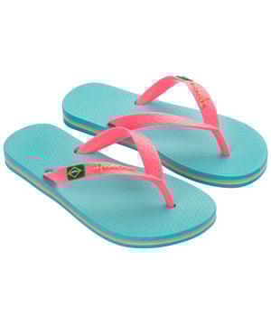 A classic of the Ipanema collection, this style brings the Brazilian DNA to millions of people around the world. It features the Brazilian flag on its straps and the colour palette compliments the most varied tastes. There are more than 10 options! Try it and fall in love!