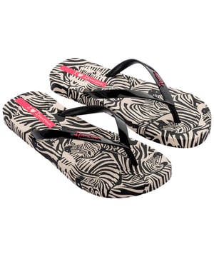 The recognized animal print is a continuous print in collections, however this season it returns to the spotlight in the fashion world as one of the most important prints. With a touch of elegance and sophistication, Ipanema Animal Print has three versions in which the print covers the entire side of the sole. Among them, the product has classic translations and another with a modern language where the leopard appears replicated throughout the product. The straps have metallic options. The result is a charming and elegant product!