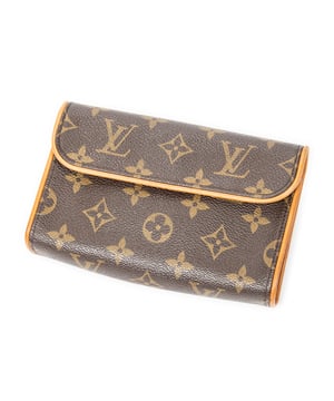 Louis Vuitton Bolsos Florentine  Bolso de hombro en Marrón Lona recubierta y Latón dorado hardware. El producto esta en Muy Buenas Condiciones (AB).
  Dimensiones: 17x10.5x4 cm 
  Accesorios incluidos: Strap; Dustbag
  Notas de Exterior: Ligeros rasguños en la tubería
Notas de Interior: Ligeras manchas en el forro
  BrandCo Paris encuentra artículos raros y en las mejores condiciones a precios increíbles. ¡Vale la pena tener paciencia! Compra con confianza: todos los artículos de BrandCo Paris son seleccionados y autenticados cuidadosamente por nuestro equipo de expertos.
  Todos los artículos vienen con un certificado de autenticidad y un embalaje entregado por BrandCo Paris.
  Tabla de clasificación de la condición del artículo
  N (como nuevo)
  AA (perfecto estado)
  A (excelente estado)
  AB (muy buen estado)
  B (bueno/regular)