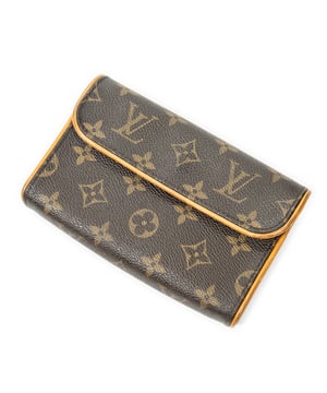 Louis Vuitton Tassen Florentine  Schoudertas in de Bruin Gecoat canvas in de Gouden Messing  hardware. Het product is in In Zeer Goede Staat (AB).
  Afmetingen: 17x10.5x4 cm 
  Inclusief accessoires: Strap
  Opmerkingen over de buitenkant: Lichte krassen op biezen
Opmerkingen over de binnenkant: Lichte vlekken op de voering
  BrandCo Paris vindt zeldzame artikelen in de beste staat voor ongelooflijke prijzen. Het is de moeite waard om geduldig te zijn! Koop met vertrouwen: alle artikelen van BrandCo Paris worden zorgvuldig geselecteerd en geverifieerd door ons team van experts.

  Alle artikelen worden geleverd met een certificaat van echtheid en verpakt door BrandCo Paris.

  Classificatietabel voor de conditie van het artikel:

  N (als nieuw)
  AA (perfecte staat)
  A (uitstekende staat)
  AB (zeer goede staat)
  B (goede/redelijke staat)