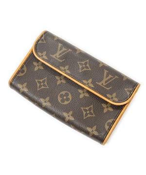 Louis Vuitton Bolsos Florentine  Bolso de hombro en Marrón Lona recubierta y Latón dorado hardware. El producto esta en Muy Buenas Condiciones (AB).
  Dimensiones: 17x10.5x4 cm 
  Accesorios incluidos: Strap
  Notas de Exterior: Ligeros rasguños en la tubería
Notas de Interior: Ligeras manchas en el forro
  BrandCo Paris encuentra artículos raros y en las mejores condiciones a precios increíbles. ¡Vale la pena tener paciencia! Compra con confianza: todos los artículos de BrandCo Paris son seleccionados y autenticados cuidadosamente por nuestro equipo de expertos.
  Todos los artículos vienen con un certificado de autenticidad y un embalaje entregado por BrandCo Paris.
  Tabla de clasificación de la condición del artículo
  N (como nuevo)
  AA (perfecto estado)
  A (excelente estado)
  AB (muy buen estado)
  B (bueno/regular)