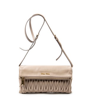 Miu Miu Taschen Fold Over Crossbody  Umhängetasche und Hellrosa Kalbsleder und Gold hardware. Das Produkt ist auf in ausgezeichnetem Zustand (A).
  Abmessungen: 31x17x4 cm 
  Zubehör inklusive: Strap; Dustbag
  
  BrandCo Paris hat seltene Artikel und die besten Konditionen zu unglaublichen Preisen vorgestellt. Geduld lohnt sich! Kaufen Sie mit Vertrauen: Alle Artikel von BrandCo Paris sind von unserem Expertenteam ausgewählt und authentisch.
  Alle Artikel enthalten ein Echtheitszertifikat und wurden von BrandCo Paris übernommen.
  Tabelle zur Klassifizierung des Artikelzustands
  N (wie neu)
  AA (perfekter Zustand)
  A (ausgezeichneter Zustand)
  AB (sehr guter Zustand)
  B (gut/mittelmäßig)