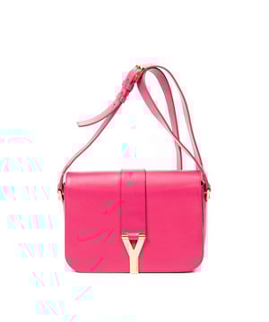 Yves Saint Laurent Bolsos Chyc Flap Bag  Bolso de hombro en Rosa Piel de becerro y Oro hardware. El producto esta en Excelentes Condiciones (A).
  Dimensiones: 23x19x5 cm 
  Accesorios incluidos: None
  Notas de Exterior: Ligeros rasguños en el cuerpo exterior 
Notas de Interior: Forro ligeramente desgastado
Notas de la correa/asa: Ligeramente usado
  BrandCo Paris encuentra artículos raros y en las mejores condiciones a precios increíbles. ¡Vale la pena tener paciencia! Compra con confianza: todos los artículos de BrandCo Paris son seleccionados y autenticados cuidadosamente por nuestro equipo de expertos.
  Todos los artículos vienen con un certificado de autenticidad y un embalaje entregado por BrandCo Paris.
  Tabla de clasificación de la condición del artículo
  N (como nuevo)
  AA (perfecto estado)
  A (excelente estado)
  AB (muy buen estado)
  B (bueno/regular)