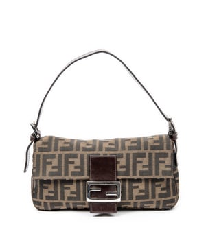 Fendi Bolsos Baguette  Bolso de hombro en Marrón Lienzo y Oro hardware. El producto esta en Excelentes Condiciones (A).
  Dimensiones: 26x14x3.5 cm 
  Accesorios incluidos: None
  Notas de Exterior: Ligeros rasguños en la hebilla frontal de cuero
Notas de la correa/asa: Ligeramente usado
  BrandCo Paris encuentra artículos raros y en las mejores condiciones a precios increíbles. ¡Vale la pena tener paciencia! Compra con confianza: todos los artículos de BrandCo Paris son seleccionados y autenticados cuidadosamente por nuestro equipo de expertos.
  Todos los artículos vienen con un certificado de autenticidad y un embalaje entregado por BrandCo Paris.
  Tabla de clasificación de la condición del artículo
  N (como nuevo)
  AA (perfecto estado)
  A (excelente estado)
  AB (muy buen estado)
  B (bueno/regular)