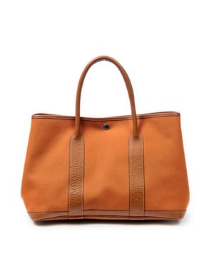 Hermès Bolsos Garden Party PM Bolso de hombro en Naranja Lienzo y Paladio hardware. El producto esta en Excelentes Condiciones (A).
  Dimensiones: 36x25x17 cm 
  Accesorios incluidos: None
  Notas de Exterior: Ligeras marcas de suciedad
  BrandCo Paris encuentra artículos raros y en las mejores condiciones a precios increíbles. ¡Vale la pena tener paciencia! Compra con confianza: todos los artículos de BrandCo Paris son seleccionados y autenticados cuidadosamente por nuestro equipo de expertos.
  Todos los artículos vienen con un certificado de autenticidad y un embalaje entregado por BrandCo Paris.
  Tabla de clasificación de la condición del artículo
  N (como nuevo)
  AA (perfecto estado)
  A (excelente estado)
  AB (muy buen estado)
  B (bueno/regular)