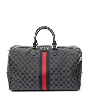 Balenciaga Bolsos Medium Web Ophidia Carry On Duffle  Bolso de hombro en Negro Lienzo y Plata hardware. El producto esta en Perfectas Condiciones (AA).
  Dimensiones: 44x27x23 cm 
  Accesorios incluidos: Strap; Luggage Tag; Cadenas; Keys in Clochette
  
  BrandCo Paris encuentra artículos raros y en las mejores condiciones a precios increíbles. ¡Vale la pena tener paciencia! Compra con confianza: todos los artículos de BrandCo Paris son seleccionados y autenticados cuidadosamente por nuestro equipo de expertos.
  Todos los artículos vienen con un certificado de autenticidad y un embalaje entregado por BrandCo Paris.
  Tabla de clasificación de la condición del artículo
  N (como nuevo)
  AA (perfecto estado)
  A (excelente estado)
  AB (muy buen estado)
  B (bueno/regular)