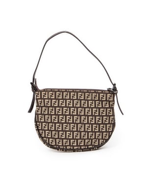 Fendi Bolsos Small Zip Hobo  Bolso de hombro en Marrón Lienzo y Plata hardware. El producto esta en Excelentes Condiciones (A).
  Dimensiones: 22x17x3 cm 
  Accesorios incluidos: None
  
  BrandCo Paris encuentra artículos raros y en las mejores condiciones a precios increíbles. ¡Vale la pena tener paciencia! Compra con confianza: todos los artículos de BrandCo Paris son seleccionados y autenticados cuidadosamente por nuestro equipo de expertos.
  Todos los artículos vienen con un certificado de autenticidad y un embalaje entregado por BrandCo Paris.
  Tabla de clasificación de la condición del artículo
  N (como nuevo)
  AA (perfecto estado)
  A (excelente estado)
  AB (muy buen estado)
  B (bueno/regular)