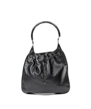 Gucci Tassen Large Bamboo Drawstring Hobo  Schoudertas in de Zwart Kalfsleer in de Zilver  hardware. Het product is in In Uitstekende Staat (A).
  Afmetingen: 40x36x5 cm 
  Inclusief accessoires: None
  Opmerkingen over de buitenkant: Lichte krassen op de buitenkant van de carrosserie
  BrandCo Paris vindt zeldzame artikelen in de beste staat voor ongelooflijke prijzen. Het is de moeite waard om geduldig te zijn! Koop met vertrouwen: alle artikelen van BrandCo Paris worden zorgvuldig geselecteerd en geverifieerd door ons team van experts.

  Alle artikelen worden geleverd met een certificaat van echtheid en verpakt door BrandCo Paris.

  Classificatietabel voor de conditie van het artikel:

  N (als nieuw)
  AA (perfecte staat)
  A (uitstekende staat)
  AB (zeer goede staat)
  B (goede/redelijke staat)