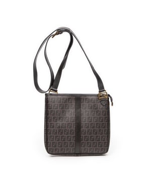 Fendi Bolsos Square Crossbody  Bolso de hombro en Marrón oscuro Lona recubierta y Oro hardware. El producto esta en Excelentes Condiciones (A).
  Dimensiones: 21.5x21x3 cm 
  Accesorios incluidos: None
  
  BrandCo Paris encuentra artículos raros y en las mejores condiciones a precios increíbles. ¡Vale la pena tener paciencia! Compra con confianza: todos los artículos de BrandCo Paris son seleccionados y autenticados cuidadosamente por nuestro equipo de expertos.
  Todos los artículos vienen con un certificado de autenticidad y un embalaje entregado por BrandCo Paris.
  Tabla de clasificación de la condición del artículo
  N (como nuevo)
  AA (perfecto estado)
  A (excelente estado)
  AB (muy buen estado)
  B (bueno/regular)