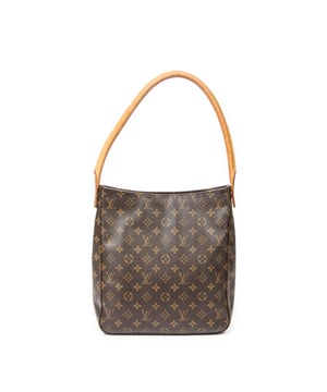 Louis Vuitton Tassen Looping GM Schoudertas in de Bruin Gecoat canvas in de Gouden Messing  hardware. Het product is in In Zeer Goede Staat (AB).
  Afmetingen: 28x32x11 cm 
  Inclusief accessoires: None
  Opmerkingen over de band/het handvat: Lichte vlekken, lichte slijtage
  BrandCo Paris vindt zeldzame artikelen in de beste staat voor ongelooflijke prijzen. Het is de moeite waard om geduldig te zijn! Koop met vertrouwen: alle artikelen van BrandCo Paris worden zorgvuldig geselecteerd en geverifieerd door ons team van experts.

  Alle artikelen worden geleverd met een certificaat van echtheid en verpakt door BrandCo Paris.

  Classificatietabel voor de conditie van het artikel:

  N (als nieuw)
  AA (perfecte staat)
  A (uitstekende staat)
  AB (zeer goede staat)
  B (goede/redelijke staat)