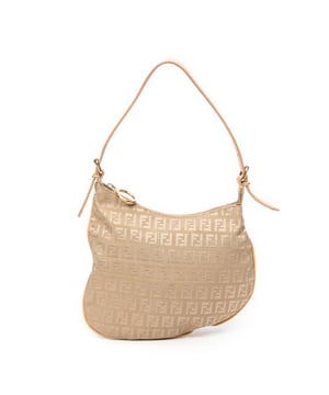 Fendi Bolsos Small Oyster Hobo  Bolso de hombro en Beige/Tan Lienzo y Oro hardware. El producto esta en Excelentes Condiciones (A).
  Dimensiones: 23x20x2 cm 
  Accesorios incluidos: None
  Notas de Interior: Ligeras marcas de suciedad
  BrandCo Paris encuentra artículos raros y en las mejores condiciones a precios increíbles. ¡Vale la pena tener paciencia! Compra con confianza: todos los artículos de BrandCo Paris son seleccionados y autenticados cuidadosamente por nuestro equipo de expertos.
  Todos los artículos vienen con un certificado de autenticidad y un embalaje entregado por BrandCo Paris.
  Tabla de clasificación de la condición del artículo
  N (como nuevo)
  AA (perfecto estado)
  A (excelente estado)
  AB (muy buen estado)
  B (bueno/regular)