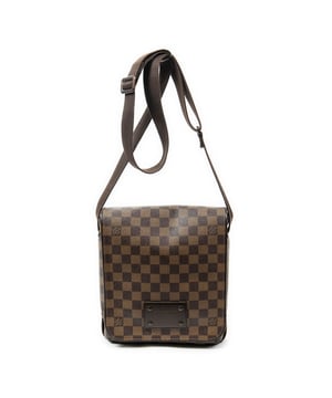 Louis Vuitton Bolsos Brooklyn PM Bolso de hombro en Marrón Lona recubierta y Latón dorado hardware. El producto esta en Excelentes Condiciones (A).
  Dimensiones: 21x24x6 cm 
  Accesorios incluidos: None
  
  BrandCo Paris encuentra artículos raros y en las mejores condiciones a precios increíbles. ¡Vale la pena tener paciencia! Compra con confianza: todos los artículos de BrandCo Paris son seleccionados y autenticados cuidadosamente por nuestro equipo de expertos.
  Todos los artículos vienen con un certificado de autenticidad y un embalaje entregado por BrandCo Paris.
  Tabla de clasificación de la condición del artículo
  N (como nuevo)
  AA (perfecto estado)
  A (excelente estado)
  AB (muy buen estado)
  B (bueno/regular)