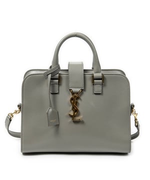Yves Saint Laurent Bolsos Baby Monogram Cabas  Bolso de hombro en Taupe Piel de becerro y Oro hardware. El producto esta en Excelentes Condiciones (A).
  Dimensiones: 26x19x12.5 cm 
  Accesorios incluidos: Strap
  
  BrandCo Paris encuentra artículos raros y en las mejores condiciones a precios increíbles. ¡Vale la pena tener paciencia! Compra con confianza: todos los artículos de BrandCo Paris son seleccionados y autenticados cuidadosamente por nuestro equipo de expertos.
  Todos los artículos vienen con un certificado de autenticidad y un embalaje entregado por BrandCo Paris.
  Tabla de clasificación de la condición del artículo
  N (como nuevo)
  AA (perfecto estado)
  A (excelente estado)
  AB (muy buen estado)
  B (bueno/regular)