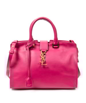 Yves Saint Laurent Bolsos Small Monogram Cabas  Bolso de hombro en Rosa Piel de becerro y Oro hardware. El producto esta en Excelentes Condiciones (A).
  Dimensiones: 30x21x13 cm 
  Accesorios incluidos: None
  Notas de Exterior: Rasguños leves en las esquinas
  BrandCo Paris encuentra artículos raros y en las mejores condiciones a precios increíbles. ¡Vale la pena tener paciencia! Compra con confianza: todos los artículos de BrandCo Paris son seleccionados y autenticados cuidadosamente por nuestro equipo de expertos.
  Todos los artículos vienen con un certificado de autenticidad y un embalaje entregado por BrandCo Paris.
  Tabla de clasificación de la condición del artículo
  N (como nuevo)
  AA (perfecto estado)
  A (excelente estado)
  AB (muy buen estado)
  B (bueno/regular)