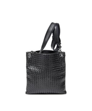Bottega Veneta Bolsos Flat Messenger  Bolso de hombro en Negro Piel de becerro y Latón envejecido hardware. El producto esta en Excelentes Condiciones (A).
  Dimensiones: 31x32x3 cm 
  Accesorios incluidos: None
  Notas de Interior: Ligeros rasguños en el forro
  BrandCo Paris encuentra artículos raros y en las mejores condiciones a precios increíbles. ¡Vale la pena tener paciencia! Compra con confianza: todos los artículos de BrandCo Paris son seleccionados y autenticados cuidadosamente por nuestro equipo de expertos.
  Todos los artículos vienen con un certificado de autenticidad y un embalaje entregado por BrandCo Paris.
  Tabla de clasificación de la condición del artículo
  N (como nuevo)
  AA (perfecto estado)
  A (excelente estado)
  AB (muy buen estado)
  B (bueno/regular)