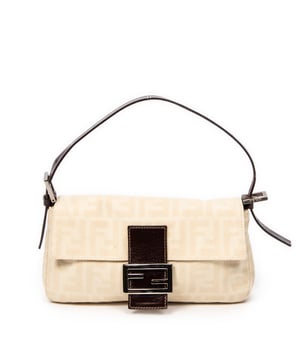Fendi Bolsos Baguette  Bolso de hombro en Beige/Marrón oscuro Lienzo y Plata hardware. El producto esta en Excelentes Condiciones (A).
  Dimensiones: 26x14x3.5 cm 
  Accesorios incluidos: None
  Notas de Exterior: Ligeros rasguños en la hebilla frontal de cuero
Notas de Interior: Ligeras marcas de suciedad en el bolsillo
Notas de la correa/asa: "Ligeramente descolorido, pequeña grieta"
  BrandCo Paris encuentra artículos raros y en las mejores condiciones a precios increíbles. ¡Vale la pena tener paciencia! Compra con confianza: todos los artículos de BrandCo Paris son seleccionados y autenticados cuidadosamente por nuestro equipo de expertos.
  Todos los artículos vienen con un certificado de autenticidad y un embalaje entregado por BrandCo Paris.
  Tabla de clasificación de la condición del artículo
  N (como nuevo)
  AA (perfecto estado)
  A (excelente estado)
  AB (muy buen estado)
  B (bueno/regular)