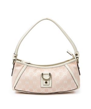 Gucci Tassen Abbey D-Ring Pochette  Schoudertas in de Roze/Ivoor Doek in de Goud  hardware. Het product is in In Uitstekende Staat (A).
  Afmetingen: 27x13x8 cm 
  Inclusief accessoires: None
  Opmerkingen over de buitenkant: Kleine vlek
  BrandCo Paris vindt zeldzame artikelen in de beste staat voor ongelooflijke prijzen. Het is de moeite waard om geduldig te zijn! Koop met vertrouwen: alle artikelen van BrandCo Paris worden zorgvuldig geselecteerd en geverifieerd door ons team van experts.

  Alle artikelen worden geleverd met een certificaat van echtheid en verpakt door BrandCo Paris.

  Classificatietabel voor de conditie van het artikel:

  N (als nieuw)
  AA (perfecte staat)
  A (uitstekende staat)
  AB (zeer goede staat)
  B (goede/redelijke staat)