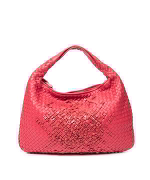 Bottega Veneta Bolsos Maxi Veneta Hobo  Bolso de hombro en Borgoña Piel de becerro y Latón envejecido hardware. El producto esta en Excelentes Condiciones (A).
  Dimensiones: 53x36x0 cm 
  Accesorios incluidos: None
  Notas de Exterior: Esquinas ligeramente desgastadas
Notas de Interior: Pequeñas marcas de manchas
  BrandCo Paris encuentra artículos raros y en las mejores condiciones a precios increíbles. ¡Vale la pena tener paciencia! Compra con confianza: todos los artículos de BrandCo Paris son seleccionados y autenticados cuidadosamente por nuestro equipo de expertos.
  Todos los artículos vienen con un certificado de autenticidad y un embalaje entregado por BrandCo Paris.
  Tabla de clasificación de la condición del artículo
  N (como nuevo)
  AA (perfecto estado)
  A (excelente estado)
  AB (muy buen estado)
  B (bueno/regular)
