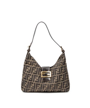 Fendi Bolsos Front Slip Pocket Hobo  Bolso de hombro en Marrón Lienzo y Oro hardware. El producto esta en Excelentes Condiciones (A).
  Dimensiones: 29x24x4 cm 
  Accesorios incluidos: None
  Notas de la correa/asa: Ligeramente usado
  BrandCo Paris encuentra artículos raros y en las mejores condiciones a precios increíbles. ¡Vale la pena tener paciencia! Compra con confianza: todos los artículos de BrandCo Paris son seleccionados y autenticados cuidadosamente por nuestro equipo de expertos.
  Todos los artículos vienen con un certificado de autenticidad y un embalaje entregado por BrandCo Paris.
  Tabla de clasificación de la condición del artículo
  N (como nuevo)
  AA (perfecto estado)
  A (excelente estado)
  AB (muy buen estado)
  B (bueno/regular)