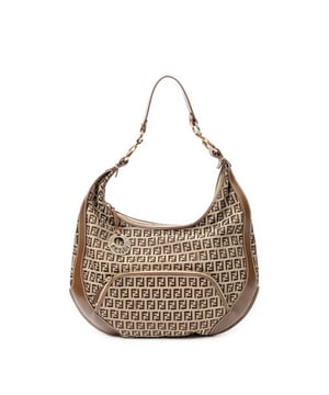 Fendi Bolsos Front Pocket Chef Hobo  Bolso de hombro en Beige/Marrón Lienzo y Oro hardware. El producto esta en Excelentes Condiciones (A).
  Dimensiones: 38x30x3 cm 
  Accesorios incluidos: None
  Notas de Hardware: " Ligeros rasguños, ligeramente descolorido"
  BrandCo Paris encuentra artículos raros y en las mejores condiciones a precios increíbles. ¡Vale la pena tener paciencia! Compra con confianza: todos los artículos de BrandCo Paris son seleccionados y autenticados cuidadosamente por nuestro equipo de expertos.
  Todos los artículos vienen con un certificado de autenticidad y un embalaje entregado por BrandCo Paris.
  Tabla de clasificación de la condición del artículo
  N (como nuevo)
  AA (perfecto estado)
  A (excelente estado)
  AB (muy buen estado)
  B (bueno/regular)