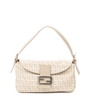 Fendi Bolsos Fold Over Baguette  Bolso de hombro en Beige/Taupe Lienzo y Plata hardware. El producto esta en Excelentes Condiciones (A).
  Dimensiones: 26x14x8.5 cm 
  Accesorios incluidos: None
  Notas de Exterior: Manchas leves
  BrandCo Paris encuentra artículos raros y en las mejores condiciones a precios increíbles. ¡Vale la pena tener paciencia! Compra con confianza: todos los artículos de BrandCo Paris son seleccionados y autenticados cuidadosamente por nuestro equipo de expertos.
  Todos los artículos vienen con un certificado de autenticidad y un embalaje entregado por BrandCo Paris.
  Tabla de clasificación de la condición del artículo
  N (como nuevo)
  AA (perfecto estado)
  A (excelente estado)
  AB (muy buen estado)
  B (bueno/regular)