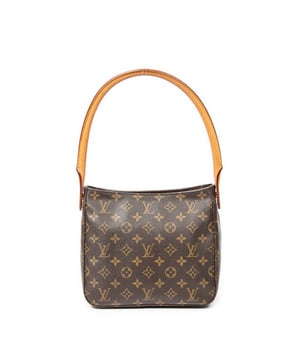 Louis Vuitton Bolsos Looping MM Bolso de hombro en Marrón Lona recubierta y Latón dorado hardware. El producto esta en Muy Buenas Condiciones (AB).
  Dimensiones: 23x21x10 cm 
  Accesorios incluidos: None
  Notas de la correa/asa: Oscurecido
  BrandCo Paris encuentra artículos raros y en las mejores condiciones a precios increíbles. ¡Vale la pena tener paciencia! Compra con confianza: todos los artículos de BrandCo Paris son seleccionados y autenticados cuidadosamente por nuestro equipo de expertos.
  Todos los artículos vienen con un certificado de autenticidad y un embalaje entregado por BrandCo Paris.
  Tabla de clasificación de la condición del artículo
  N (como nuevo)
  AA (perfecto estado)
  A (excelente estado)
  AB (muy buen estado)
  B (bueno/regular)
