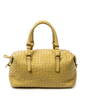 Bottega Veneta Bolsos Montaigne  Bolso de hombro en Amarillo Piel de becerro y Oro hardware. El producto esta en Muy Buenas Condiciones (AB).
  Dimensiones: 30x22x15 cm 
  Accesorios incluidos: "Mirror; Cadenas in Clochette; Keys"
  Notas de Exterior: Ligeros rasguños y rasguños
Notas de la correa/asa: Rasguños leves
  BrandCo Paris encuentra artículos raros y en las mejores condiciones a precios increíbles. ¡Vale la pena tener paciencia! Compra con confianza: todos los artículos de BrandCo Paris son seleccionados y autenticados cuidadosamente por nuestro equipo de expertos.
  Todos los artículos vienen con un certificado de autenticidad y un embalaje entregado por BrandCo Paris.
  Tabla de clasificación de la condición del artículo
  N (como nuevo)
  AA (perfecto estado)
  A (excelente estado)
  AB (muy buen estado)
  B (bueno/regular)