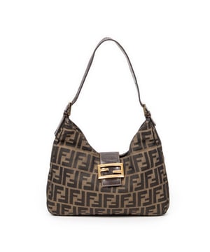 Fendi Bolsos Front Slip Pocket Hobo  Bolso de hombro en Marrón Lienzo y Oro hardware. El producto esta en Excelentes Condiciones (A).
  Dimensiones: 29x24x4 cm 
  Accesorios incluidos: None
  Notas de Exterior: Ligeros rasguños en la hebilla frontal de cuero
Notas de la correa/asa: Ligeramente usado
  BrandCo Paris encuentra artículos raros y en las mejores condiciones a precios increíbles. ¡Vale la pena tener paciencia! Compra con confianza: todos los artículos de BrandCo Paris son seleccionados y autenticados cuidadosamente por nuestro equipo de expertos.
  Todos los artículos vienen con un certificado de autenticidad y un embalaje entregado por BrandCo Paris.
  Tabla de clasificación de la condición del artículo
  N (como nuevo)
  AA (perfecto estado)
  A (excelente estado)
  AB (muy buen estado)
  B (bueno/regular)