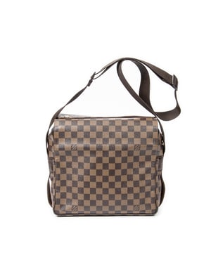 Louis Vuitton Bolsos Naviglio  Bolso de hombro en Marrón Lona recubierta y Latón dorado hardware. El producto esta en Excelentes Condiciones (A).
  Dimensiones: 28x26x14 cm 
  Accesorios incluidos: None
  
  BrandCo Paris encuentra artículos raros y en las mejores condiciones a precios increíbles. ¡Vale la pena tener paciencia! Compra con confianza: todos los artículos de BrandCo Paris son seleccionados y autenticados cuidadosamente por nuestro equipo de expertos.
  Todos los artículos vienen con un certificado de autenticidad y un embalaje entregado por BrandCo Paris.
  Tabla de clasificación de la condición del artículo
  N (como nuevo)
  AA (perfecto estado)
  A (excelente estado)
  AB (muy buen estado)
  B (bueno/regular)