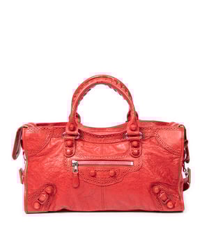 Balenciaga Bolsos Part Time  Bolso de hombro en Rojo Piel de becerro y Plata hardware. El producto esta en Excelentes Condiciones (A).
  Dimensiones: 41.5x23x17 cm 
  Accesorios incluidos: Strap; Mirror
  Notas de la correa/asa: Ligeros rasguños
  BrandCo Paris encuentra artículos raros y en las mejores condiciones a precios increíbles. ¡Vale la pena tener paciencia! Compra con confianza: todos los artículos de BrandCo Paris son seleccionados y autenticados cuidadosamente por nuestro equipo de expertos.
  Todos los artículos vienen con un certificado de autenticidad y un embalaje entregado por BrandCo Paris.
  Tabla de clasificación de la condición del artículo
  N (como nuevo)
  AA (perfecto estado)
  A (excelente estado)
  AB (muy buen estado)
  B (bueno/regular)