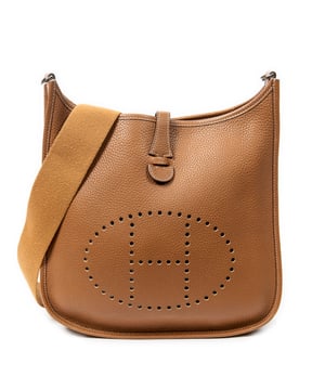 Hermès Bolsos Evelyne I PM Bolso de hombro en Oro Piel de becerro y Paladio hardware. El producto esta en Excelentes Condiciones (A).
  Dimensiones: 29x30x8 cm 
  Accesorios incluidos: Dustbag
  
  BrandCo Paris encuentra artículos raros y en las mejores condiciones a precios increíbles. ¡Vale la pena tener paciencia! Compra con confianza: todos los artículos de BrandCo Paris son seleccionados y autenticados cuidadosamente por nuestro equipo de expertos.
  Todos los artículos vienen con un certificado de autenticidad y un embalaje entregado por BrandCo Paris.
  Tabla de clasificación de la condición del artículo
  N (como nuevo)
  AA (perfecto estado)
  A (excelente estado)
  AB (muy buen estado)
  B (bueno/regular)