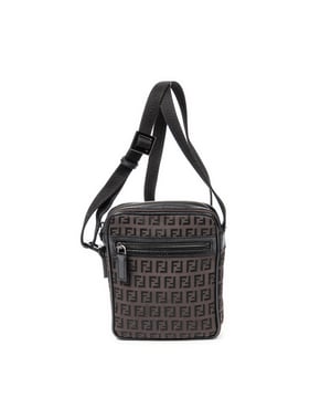 Fendi Bolsos Front Pocket Crossbody  Bolso de hombro en Marrón oscuro/Negro Lienzo y Plata hardware. El producto esta en Excelentes Condiciones (A).
  Dimensiones: 15x18x3 cm 
  Accesorios incluidos: None
  
  BrandCo Paris encuentra artículos raros y en las mejores condiciones a precios increíbles. ¡Vale la pena tener paciencia! Compra con confianza: todos los artículos de BrandCo Paris son seleccionados y autenticados cuidadosamente por nuestro equipo de expertos.
  Todos los artículos vienen con un certificado de autenticidad y un embalaje entregado por BrandCo Paris.
  Tabla de clasificación de la condición del artículo
  N (como nuevo)
  AA (perfecto estado)
  A (excelente estado)
  AB (muy buen estado)
  B (bueno/regular)