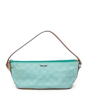 Gucci Bolsos Boat Pochette  Bolso de hombro en Verde azulado/Tan Lienzo y Plata hardware. El producto esta en Excelentes Condiciones (A).
  Dimensiones: 22x10x6 cm 
  Accesorios incluidos: None
  
  BrandCo Paris encuentra artículos raros y en las mejores condiciones a precios increíbles. ¡Vale la pena tener paciencia! Compra con confianza: todos los artículos de BrandCo Paris son seleccionados y autenticados cuidadosamente por nuestro equipo de expertos.
  Todos los artículos vienen con un certificado de autenticidad y un embalaje entregado por BrandCo Paris.
  Tabla de clasificación de la condición del artículo
  N (como nuevo)
  AA (perfecto estado)
  A (excelente estado)
  AB (muy buen estado)
  B (bueno/regular)