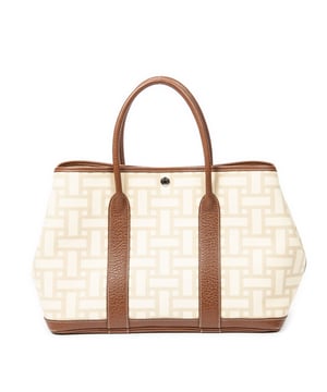 Hermès Bolsos Garden Party PM Bolso de hombro en Beige Lienzo y Paladio hardware. El producto esta en Excelentes Condiciones (A).
  Dimensiones: 36x25x17 cm 
  Accesorios incluidos: None
  Notas de Exterior: Esquinas ligeramente desgastadas, pequeñas manchas
Notas de Interior: Pequeñas marcas de manchas
  BrandCo Paris encuentra artículos raros y en las mejores condiciones a precios increíbles. ¡Vale la pena tener paciencia! Compra con confianza: todos los artículos de BrandCo Paris son seleccionados y autenticados cuidadosamente por nuestro equipo de expertos.
  Todos los artículos vienen con un certificado de autenticidad y un embalaje entregado por BrandCo Paris.
  Tabla de clasificación de la condición del artículo
  N (como nuevo)
  AA (perfecto estado)
  A (excelente estado)
  AB (muy buen estado)
  B (bueno/regular)