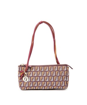 Fendi Bolsos FF Accessory Pouch  Bolso de hombro en Rosa Lienzo y Oro hardware. El producto esta en Excelentes Condiciones (A).
  Dimensiones: 20x10x5.5 cm 
  Accesorios incluidos: None
  Notas de Hardware: Ligeramente descolorido
  BrandCo Paris encuentra artículos raros y en las mejores condiciones a precios increíbles. ¡Vale la pena tener paciencia! Compra con confianza: todos los artículos de BrandCo Paris son seleccionados y autenticados cuidadosamente por nuestro equipo de expertos.
  Todos los artículos vienen con un certificado de autenticidad y un embalaje entregado por BrandCo Paris.
  Tabla de clasificación de la condición del artículo
  N (como nuevo)
  AA (perfecto estado)
  A (excelente estado)
  AB (muy buen estado)
  B (bueno/regular)